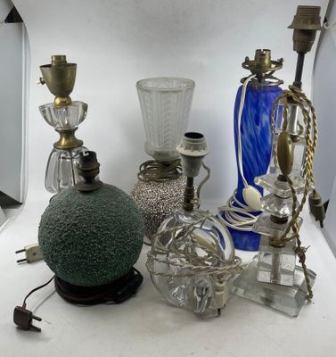 de nombreux objets en verre et en métal posés sur une table blanche