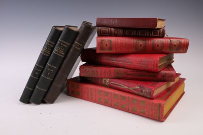 plusieurs vieux livres empilés sur une surface blanche