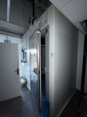 une salle de bains dotée d'une porte vitrée et d'un WC