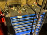 de nombreux outils posés sur une boîte à outils