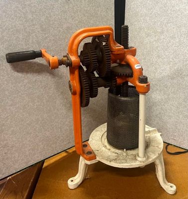 une machine posée sur une table