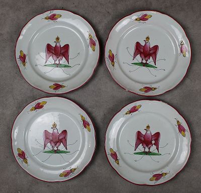 quatre assiettes ornées d'une image de cheval, posées sur une table