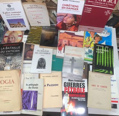 plusieurs livres sont posés sur une table les uns à côté des autres