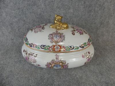 Soupière en porcelaine, prise de couvercle dorée en forme d'…