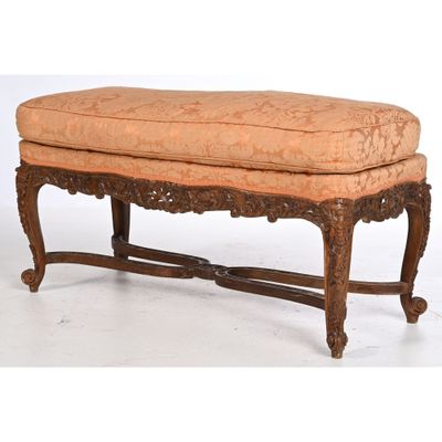 une image représentant un banc sur lequel est posé un coussin