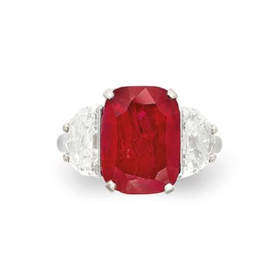 une bague en rubis et diamants