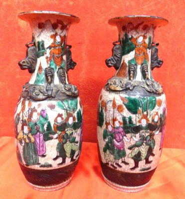 deux vases posés sur une table