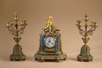 trois types d'horloges différents posés sur une table