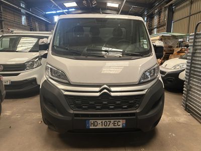 une camionnette blanche garée dans un garage