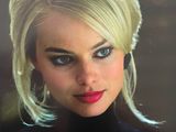 l'image d'une femme aux cheveux blonds et aux yeux bleus