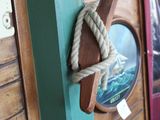 une corde suspendue au flanc d'un mur en bois