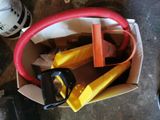 un sac contenant divers objets, posé par terre