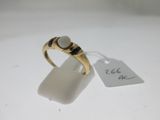 gros plan d'une bague à laquelle est attachée une étiquette