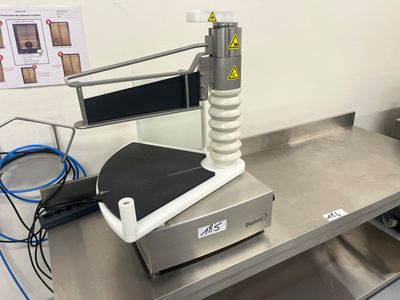 une machine posée sur une table