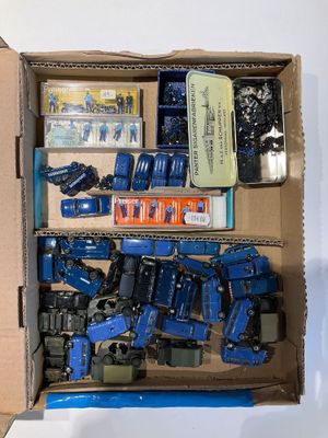 une boîte en carton remplie d'une sélection de petits véhicules-jouets