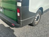 une camionnette verte et blanche garée sur un parking