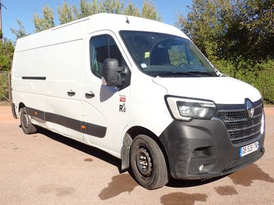 une camionnette blanche garée sur le parking