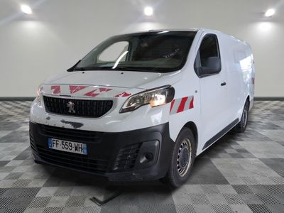 une camionnette blanche garée dans une pièce