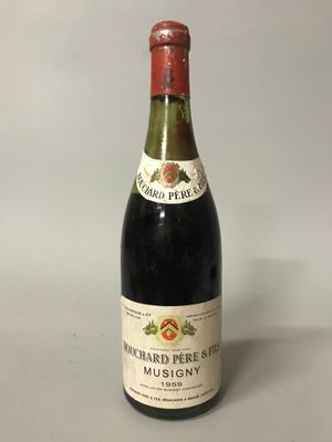 une vieille bouteille de vin posée sur une table