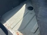 un siège sale à l'arrière d'une voiture