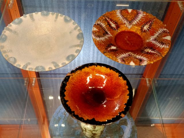 Trois coupelles en émaux de Limoges (éclats à la plus petites)