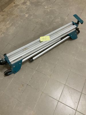 une photo d'une table en métal sur laquelle est collé un autocollant jaune