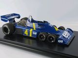 une maquette de voiture de course bleue posée sur un socle noir