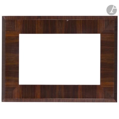 un cadre photo en bois sur fond blanc
