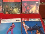 un lot de disques de johnny hallyday sur une table rouge