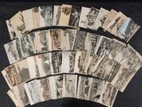 un lot de vieilles cartes postales posées sur une table