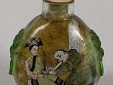 une petite bouteille en verre décorée d'une peinture