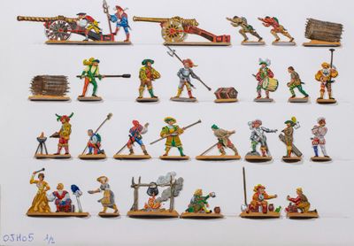 de nombreuses figurines de différents types et tailles sont exposées