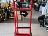 une photo d'un diable rouge dans un garage