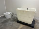 une baignoire blanche posée sur un socle noir