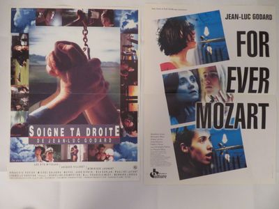 deux affiches de cinéma accrochées au mur d'une pièce