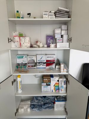 une armoire à pharmacie dans un coin de la pièce