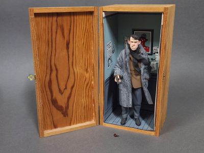 une boîte en bois contenant une figurine