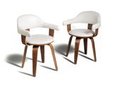 une paire de chaises blanches avec des pieds et des accoudoirs en bois, sur fond blanc