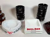 de nombreux verres et chopes à bière de toutes sortes sur la table