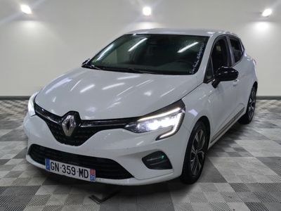 la voiture blanche est garée dans une grande pièce au sol en damier