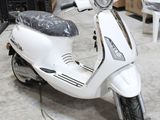 un scooter garé dans un garage