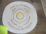une assiette blanche sur laquelle est représentée une abeille, posée sur une table