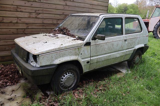 Lot de 2 véhicules à l’état d’épave, Renault Express immatriculée...