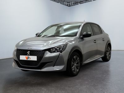 une voiture argentée garée dans une pièce blanche au sol noir