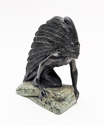 SUJET en régule patiné figurant un indien à la coiffe.