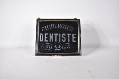 l'enseigne d'un ancien dentiste est affichée sur un fond blanc