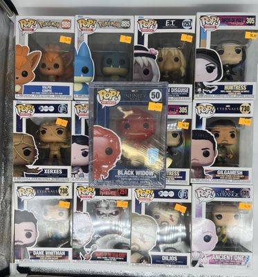 de nombreuses figurines Pop Vinyl différentes dans une vitrine