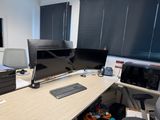 un bureau équipé de deux écrans et d'un clavier