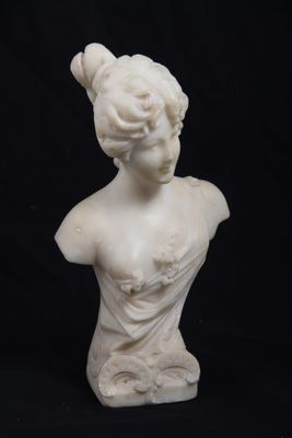 buste en marbre représentant une femme en robe sur fond noir