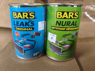 deux canettes de « Bar's Leak » sur le comptoir